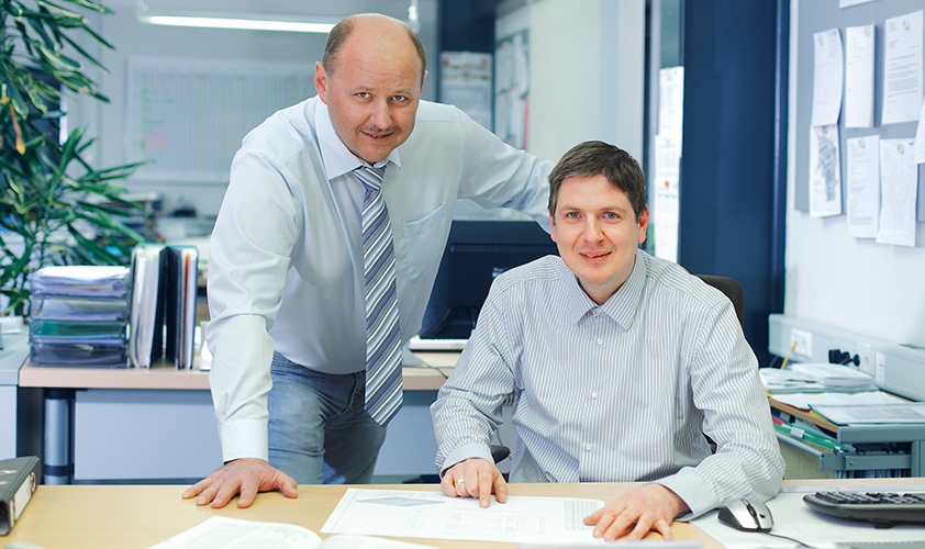 Herr Rainer Renner mit Sohn am Schreibtisch