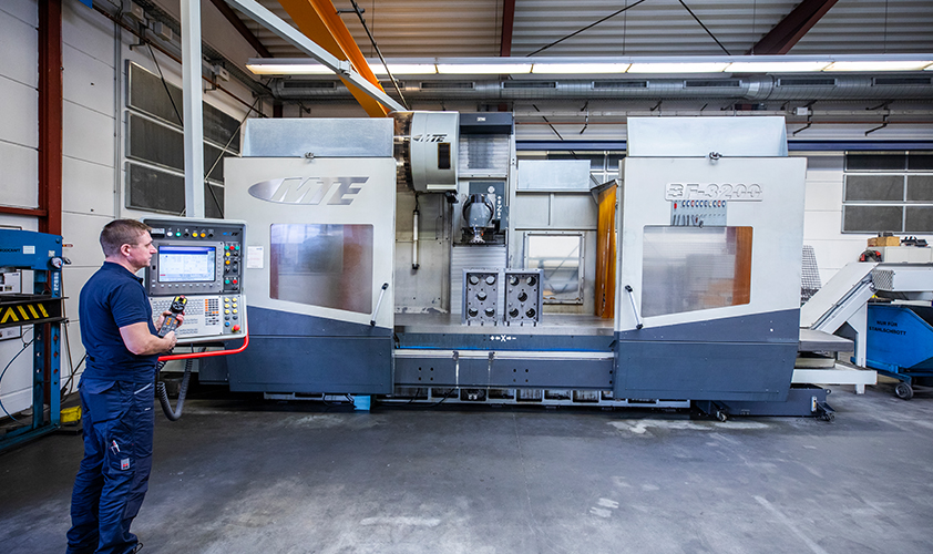 Arbeiter an MTE Bettfräsmaschine